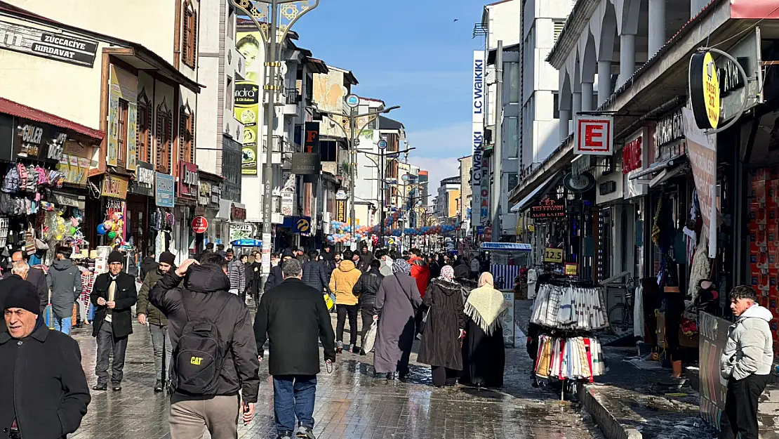 Ağrılılar Soğuk Günlerin Ardından Güneşli Havanın Tadını Çıkardı