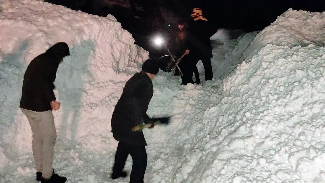 Yüksekova'da çığ düştü, 20 yolcu mahsur kaldı
