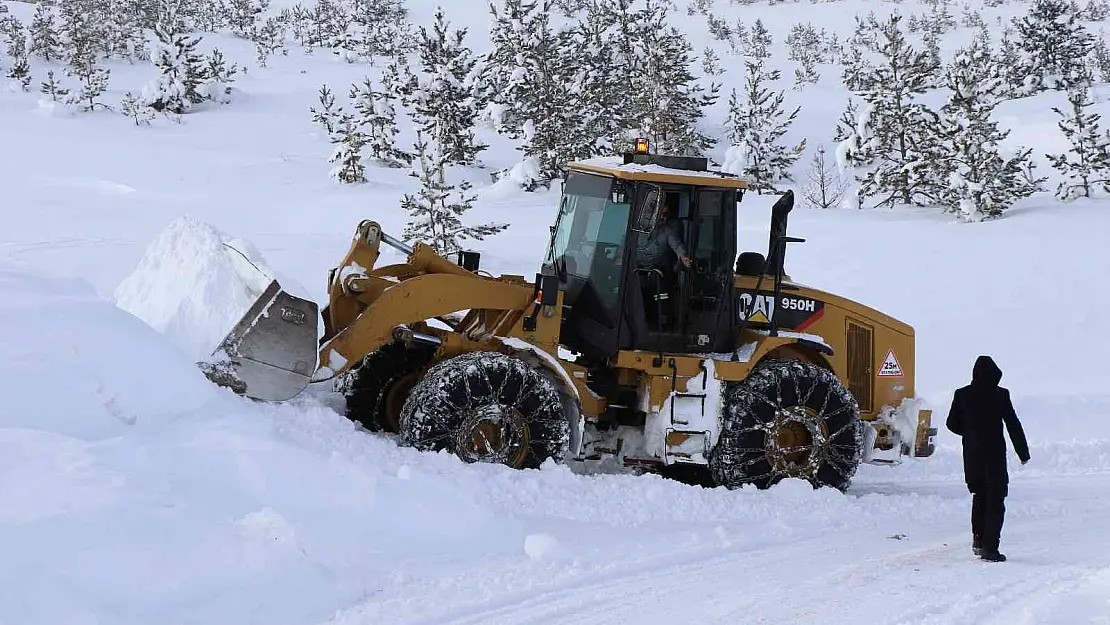 Erzincan'da kar ve tipiden 63 köy yolu ulaşıma kapalı
