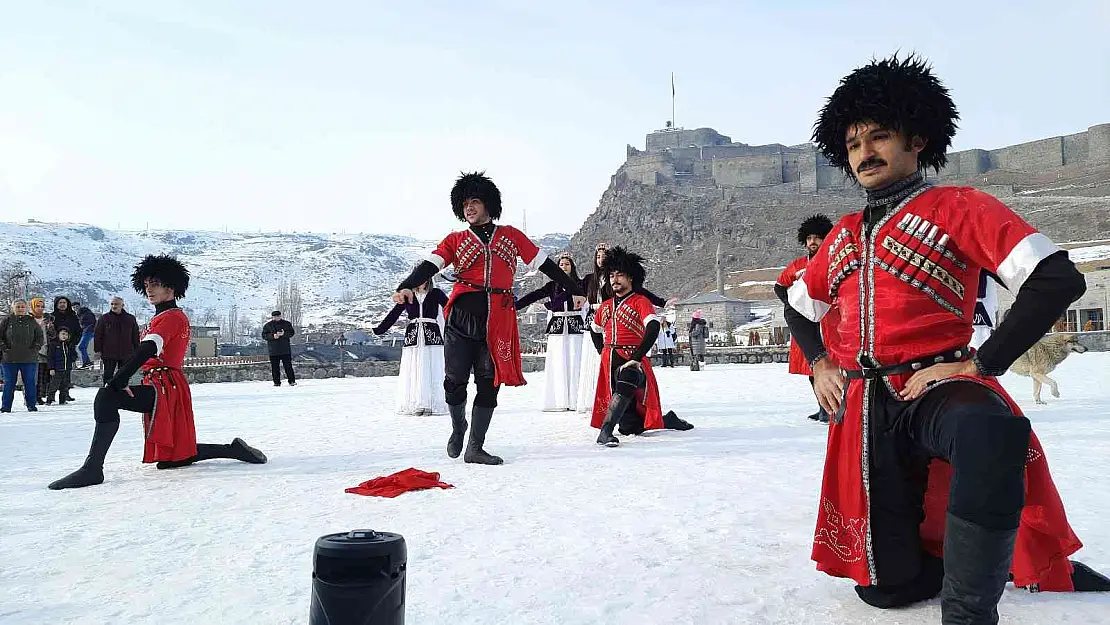 Kars'ta 'Kafkas Dansı' karla buluştu
