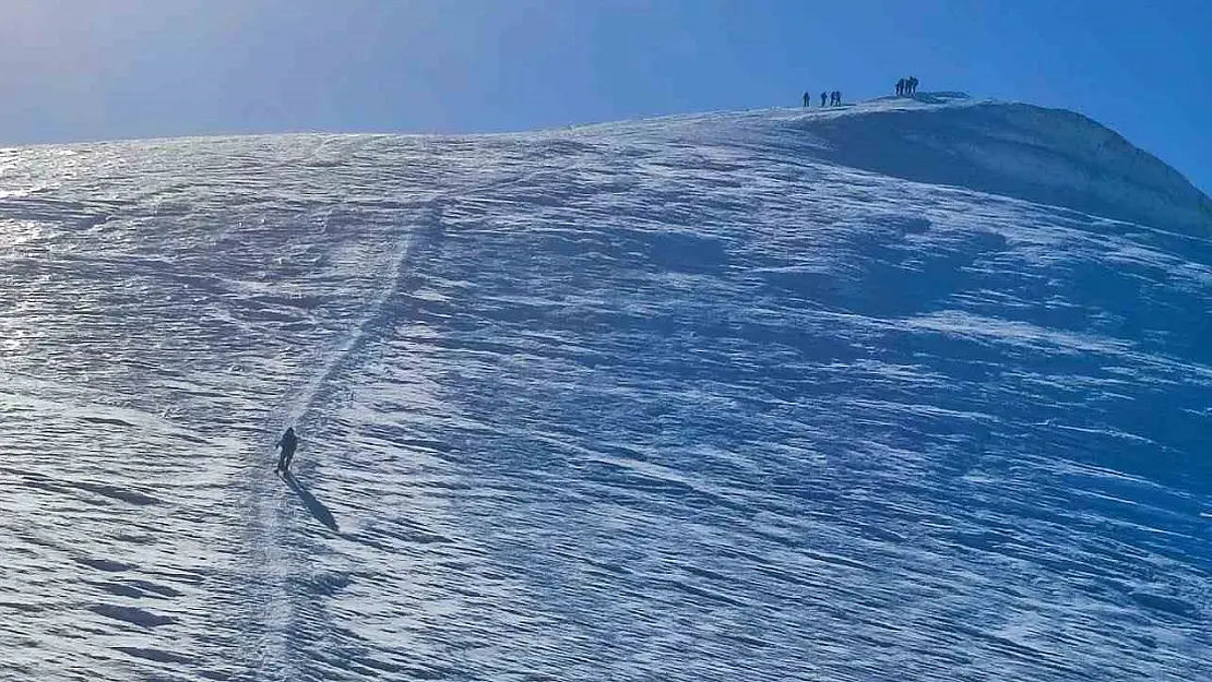Bir grup dağcı Ağrı Dağı zirvesinde kayak yaptı