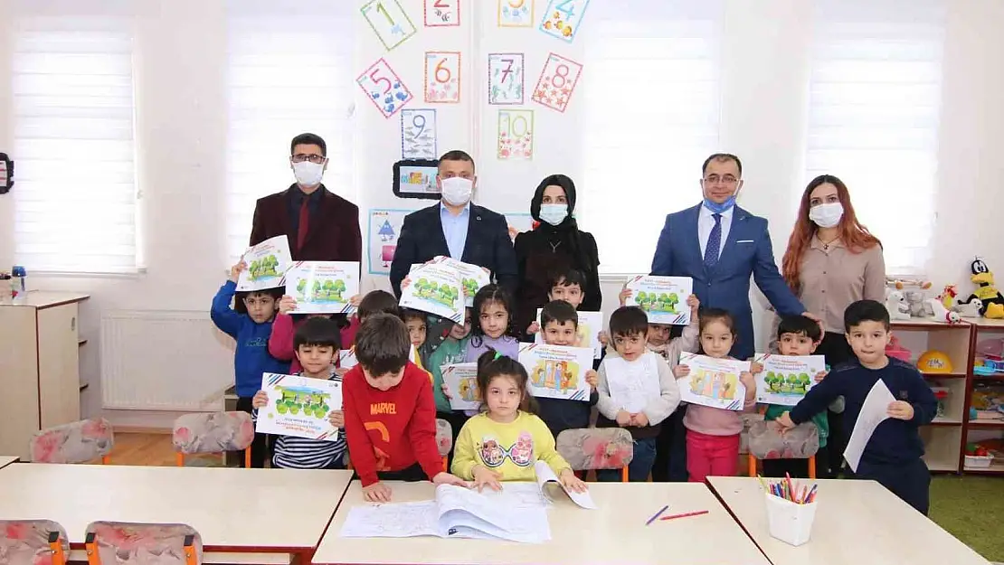 Kaymakam Mehmetbeyoğlu'ndan öğrencilere boyama kitabı
