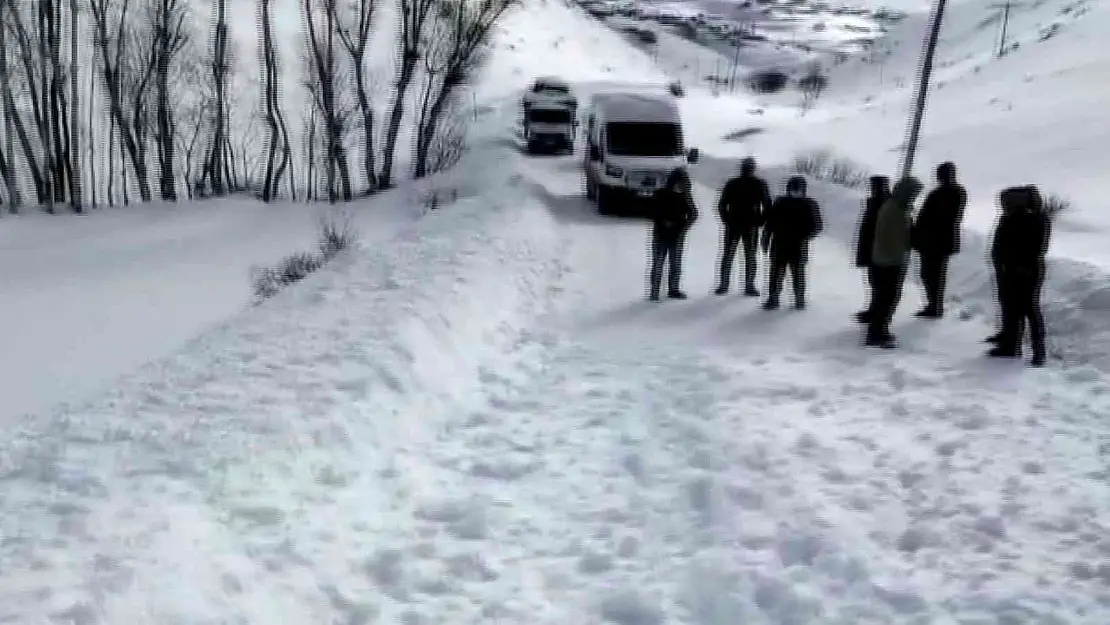 Erzurum'da üçüncü çığ, 10 araç mahsur kaldı
