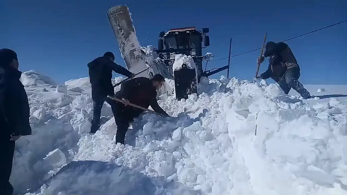 Kara saplanan araç için vatandaşlar seferber oldu
