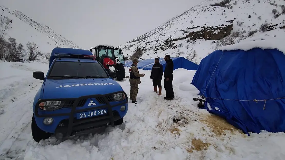 Erzincan'da mahsur kalan vatandaşları jandarma ekipleri kurtardı
