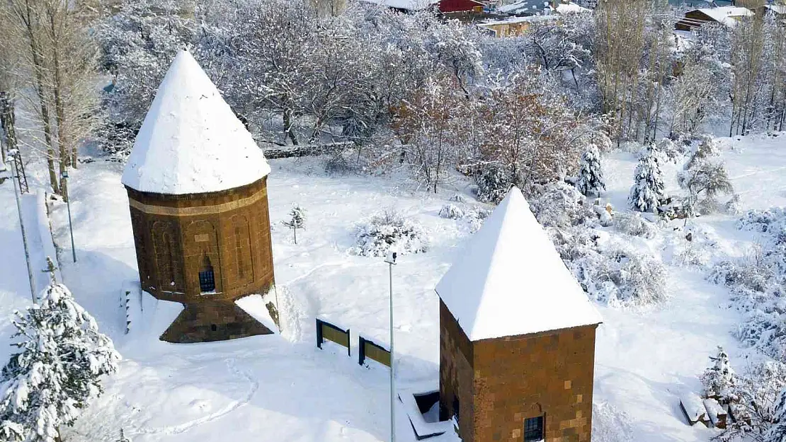 Kubbeleri beyaza bürünen Ahlat kümbetlerinden masalsı görüntüler
