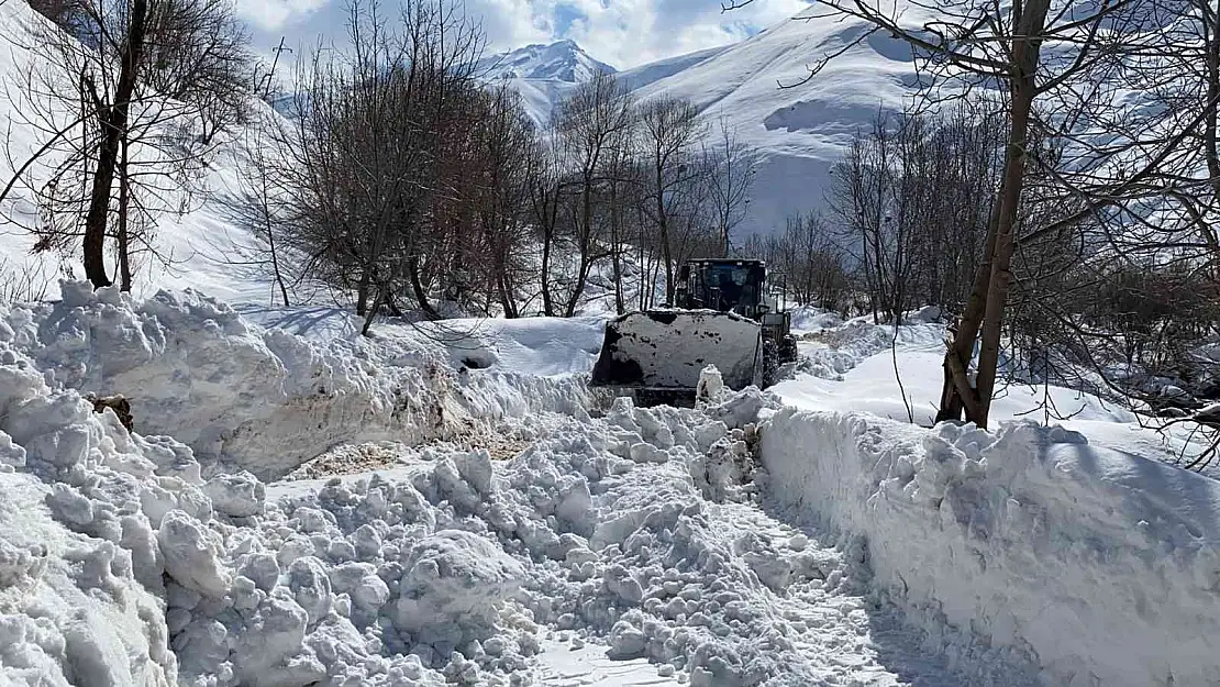 7 metreyi bulan karda yol açma çalışması
