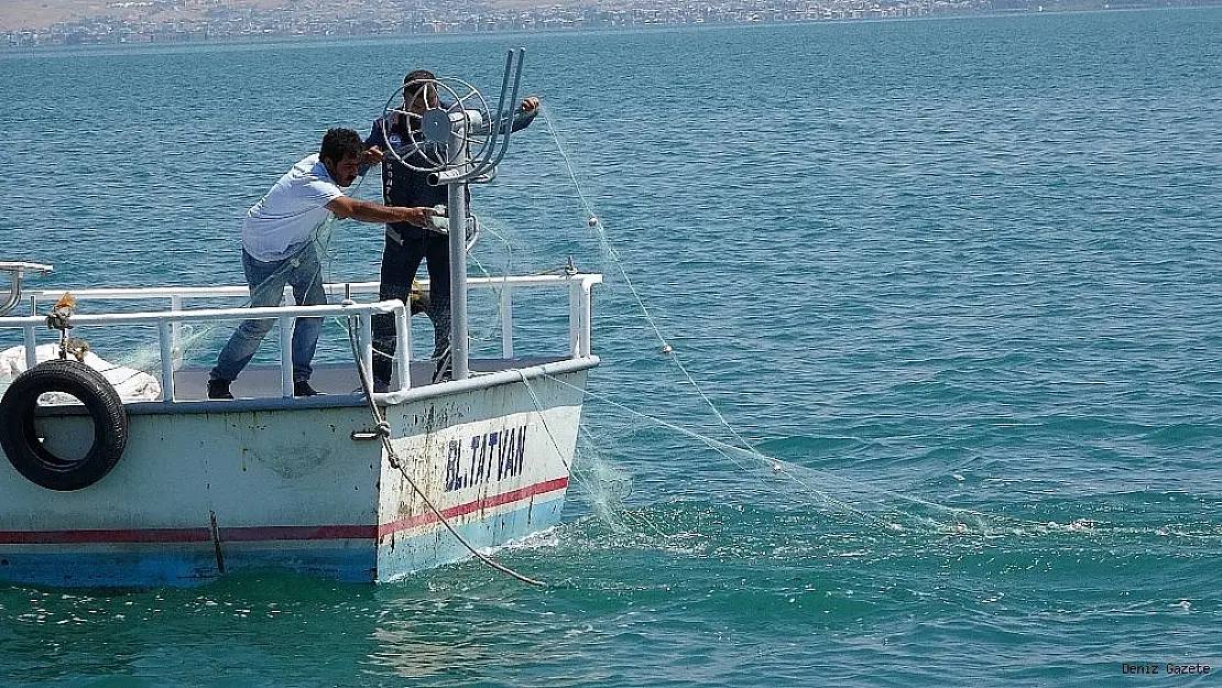 Van Gölü'nde faaliyet gösteren kayıtlı balıkçı teknelerine destek
