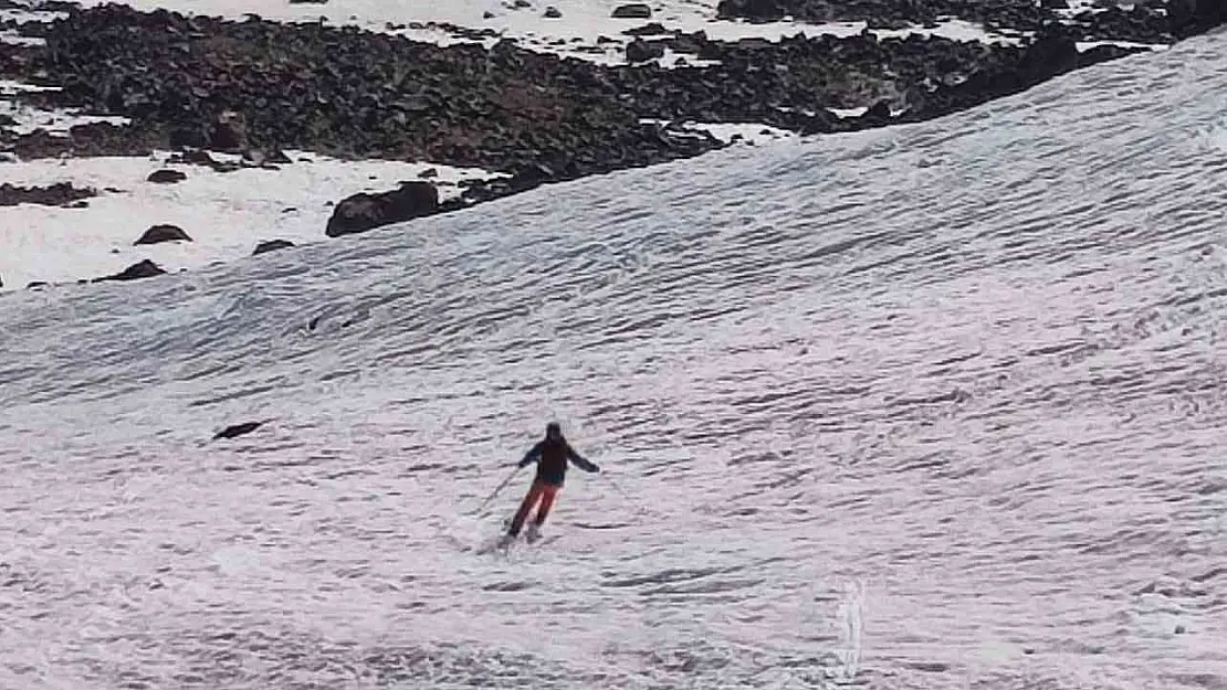 Dağcılar, Ağrı Dağı eteklerinde kayak yaparak tırmanışlarına renk kattı