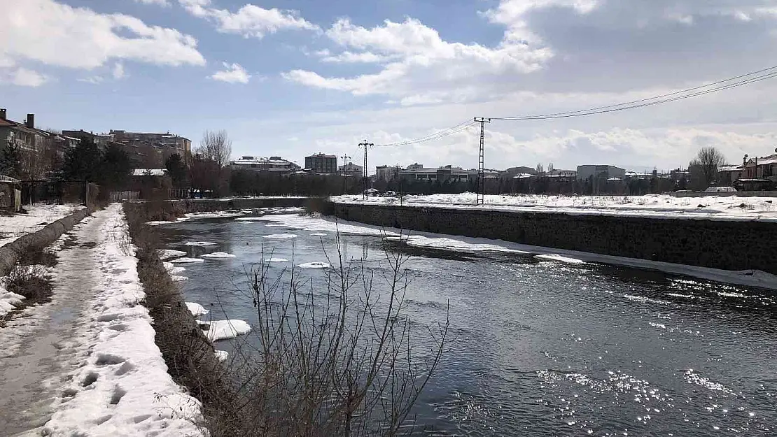 Kars Çayı'nın buzları çözülmeye başladı
