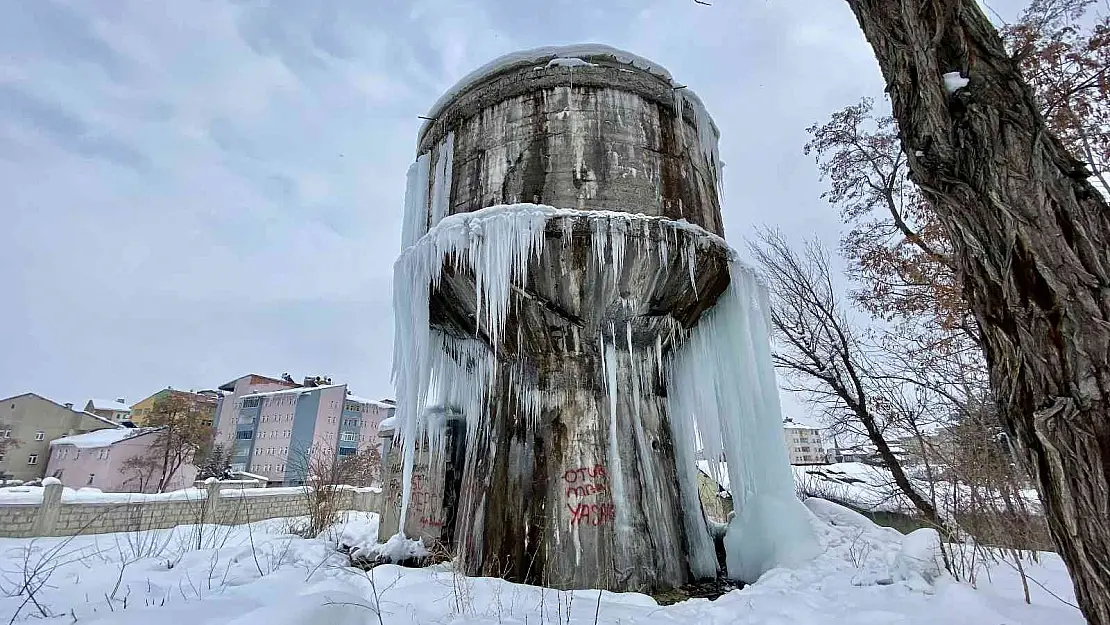 Ağrı'da dev buz sarkıtları oluştu
