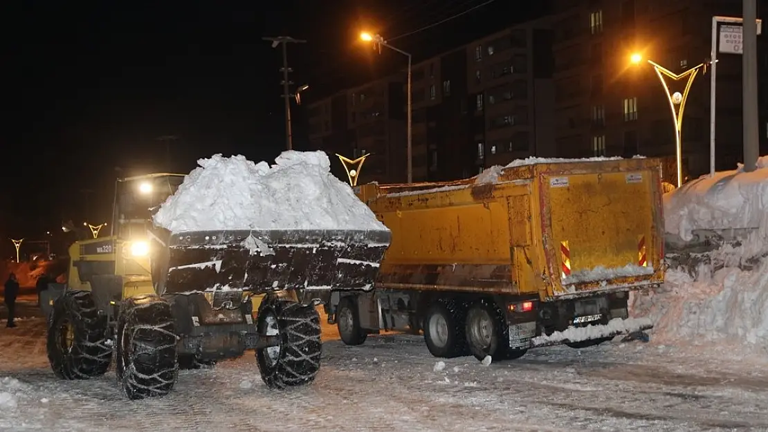 Bitlis'te 2 bin 500 kamyon kar taşındı
