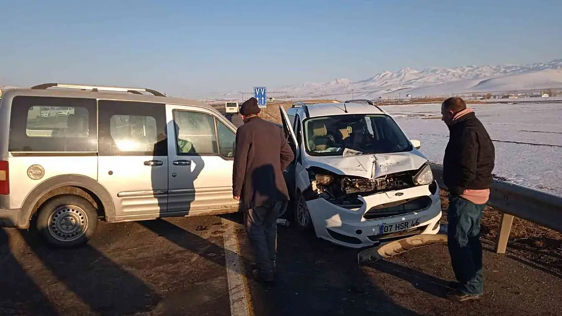 Direksiyon hakimiyetini kaybetti karşı şeritten gelen otomobile çarptı: 2 yaralı
