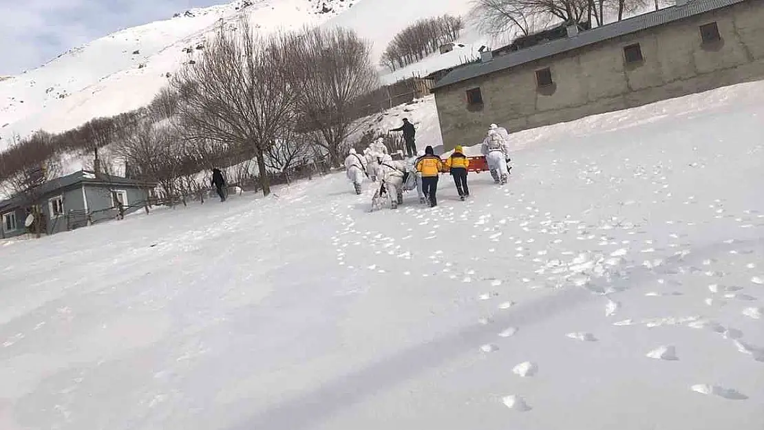 Jandarma ve sağlık ekipleri ayağı kırılan vatandaş için seferber oldu
