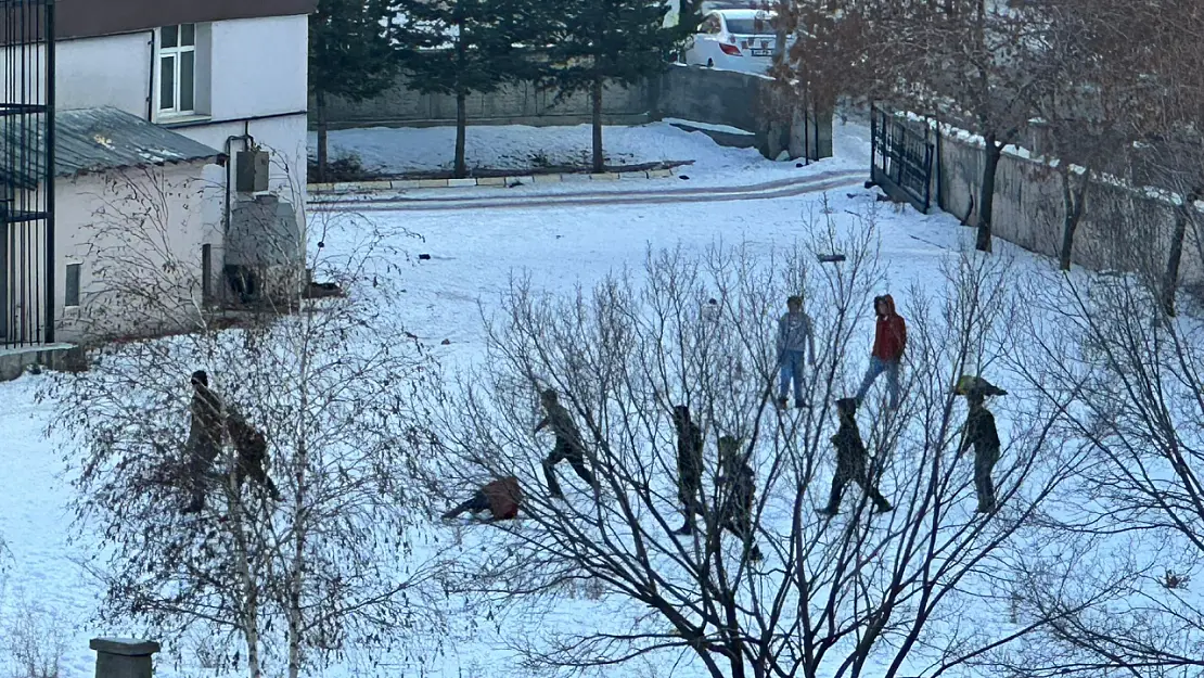 Güneşli Hava, Kar ve Futbol: Ağrı'da Çocukların Keyfi Yerinde!