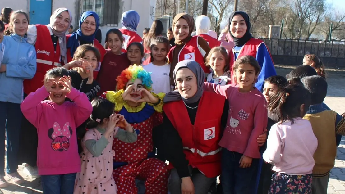 Kızılay Ağrı Adımova köyünde öğrencilerle bir araya geldi