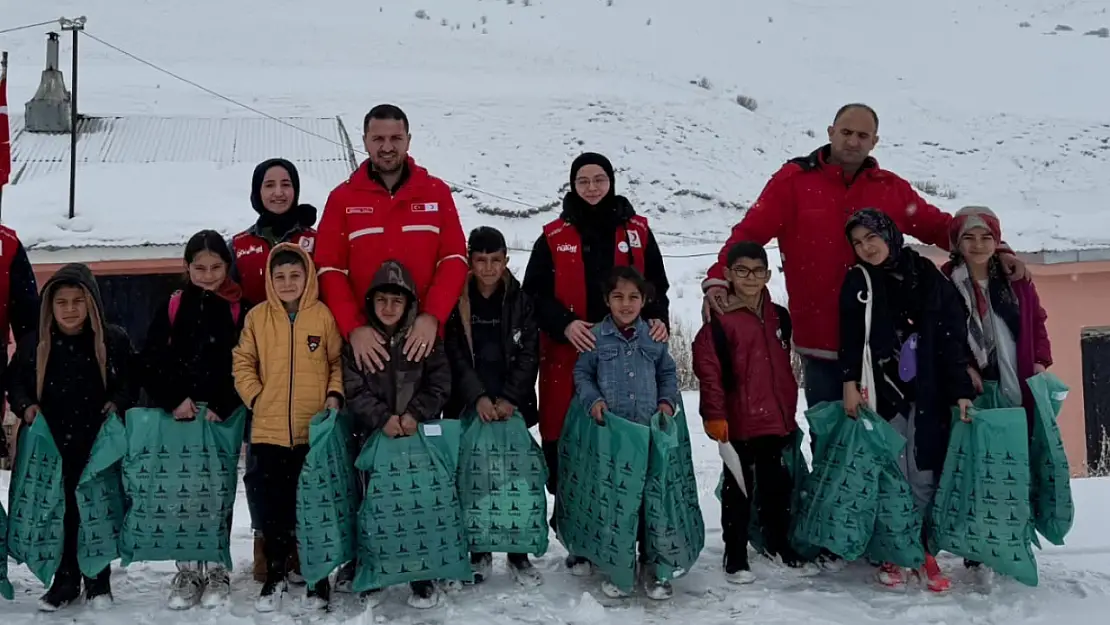 Kızılay Ağrı Başkanı Orhan Tatlı, Aşağı Dormeli Köyü'nde Çocuklarla Buluştu