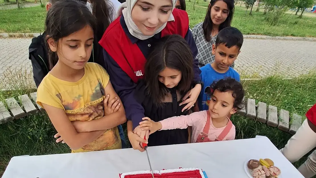 Kızılay Ağrı'dan çocuklara sürpriz doğum günü