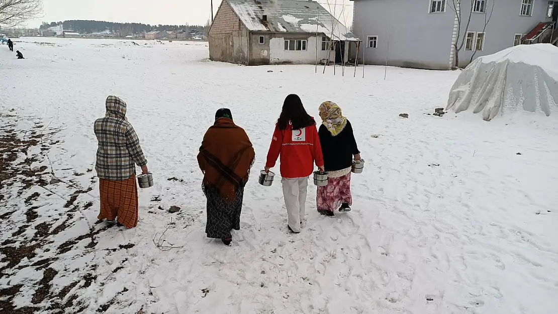 Kızılay Ağrı'dan Kapı Kapı Sevgi ve Dayanışma: Bir Sefertasının Hikâyesi