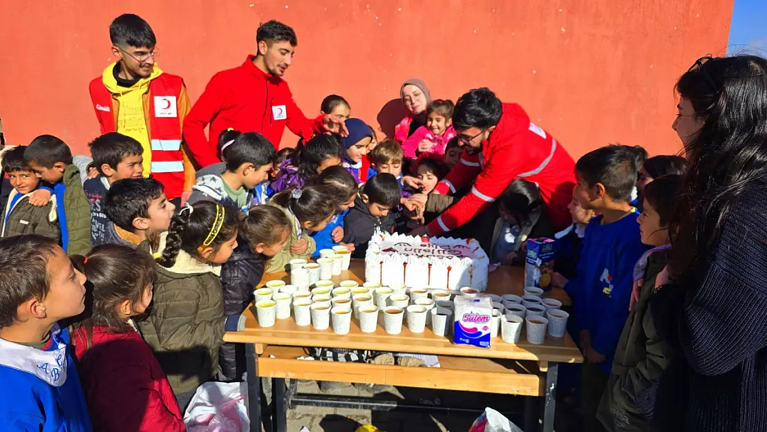 Kızılay Diyadin'den Toklucak Köyü'nde Çocuklara Pasta ve Yardım