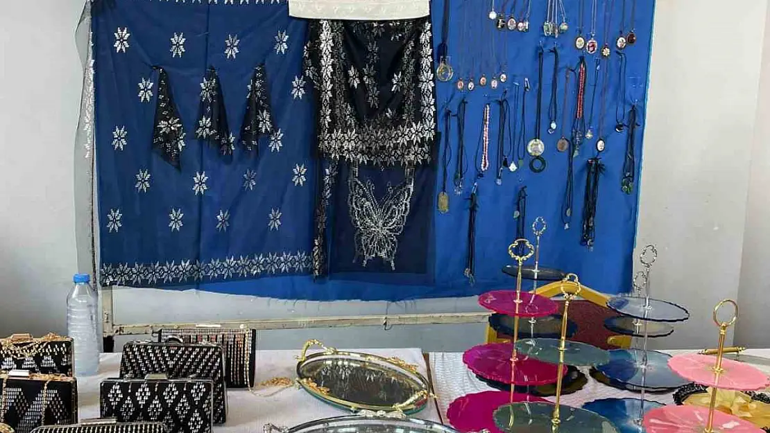 Patnos'ta kursiyerlerin el emeği ürünleri sergilendi