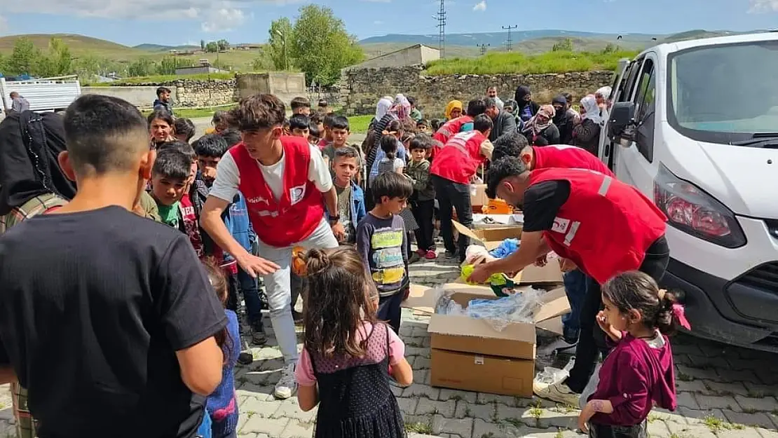 Türk Kızılay Ağrı Şubesi,  yüzlerce kişiye yardım eli uzattı.