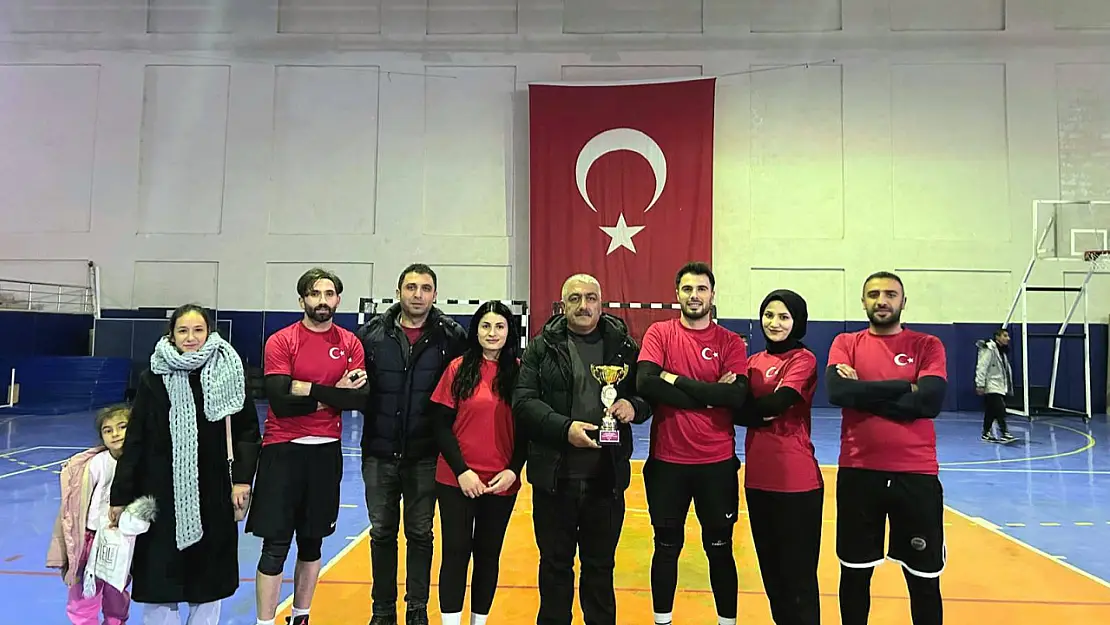 Tutak'ta Kurumlar Arası Voleybol Turnuvası Sona Erdi