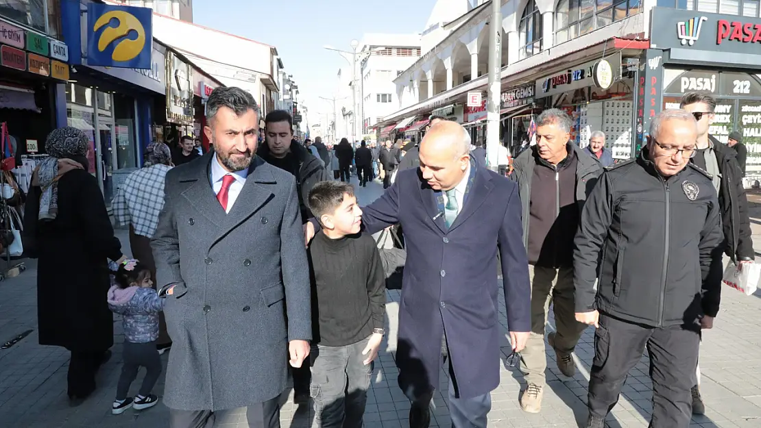 Vali Mustafa Koç, Cumhuriyet Caddesi'nde esnaf ve vatandaşlarla buluştu