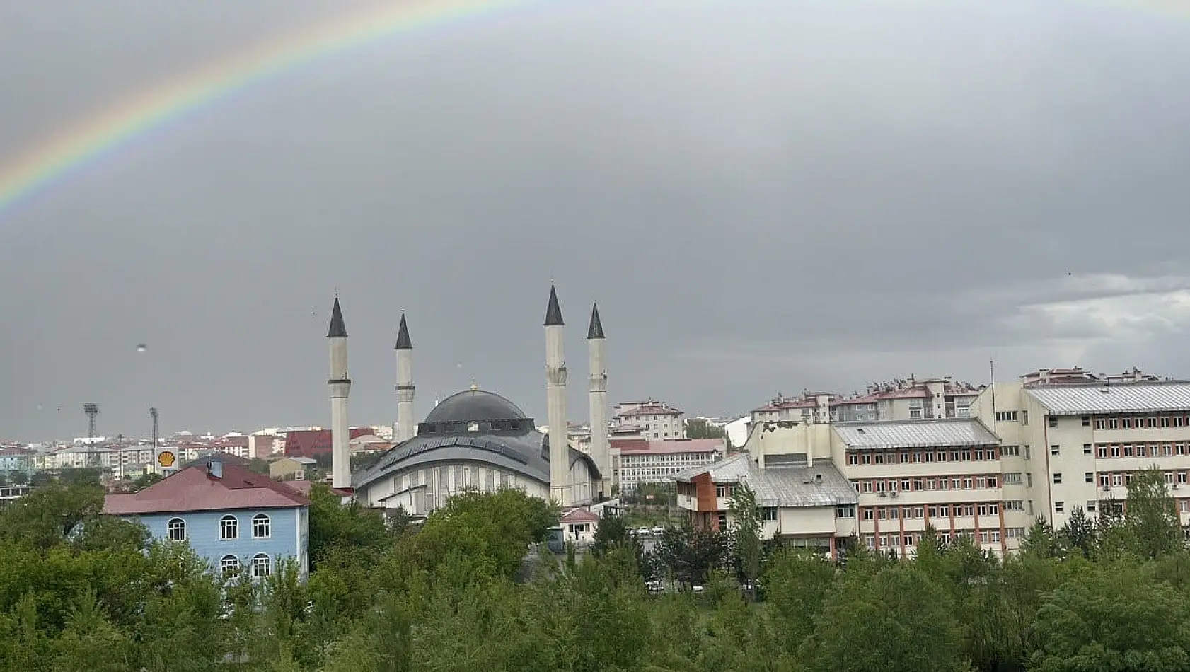 Ağrı'da yağmur sonrası oluşan gökkuşağı kente renk kattı