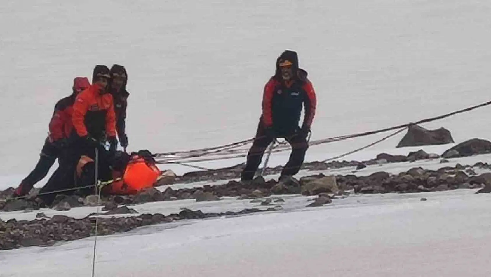Ağrı Dağı'nda hayatını kaybeden dağcıların cenazesi kampa taşınıyor