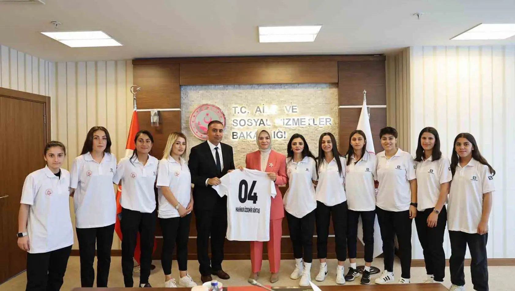 Ağrı Kadın Futbol Takımı, Ankara'da Bakan Göktaş ile görüştü