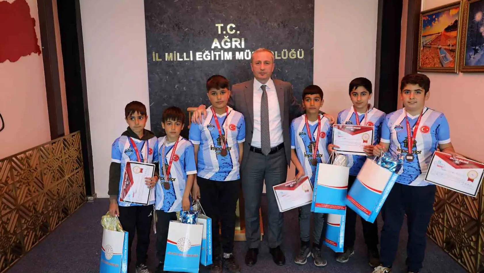 Ağrı Milli Eğitim Müdürü Hasan Kökrek, başarılı öğrencileri tebrik etti
