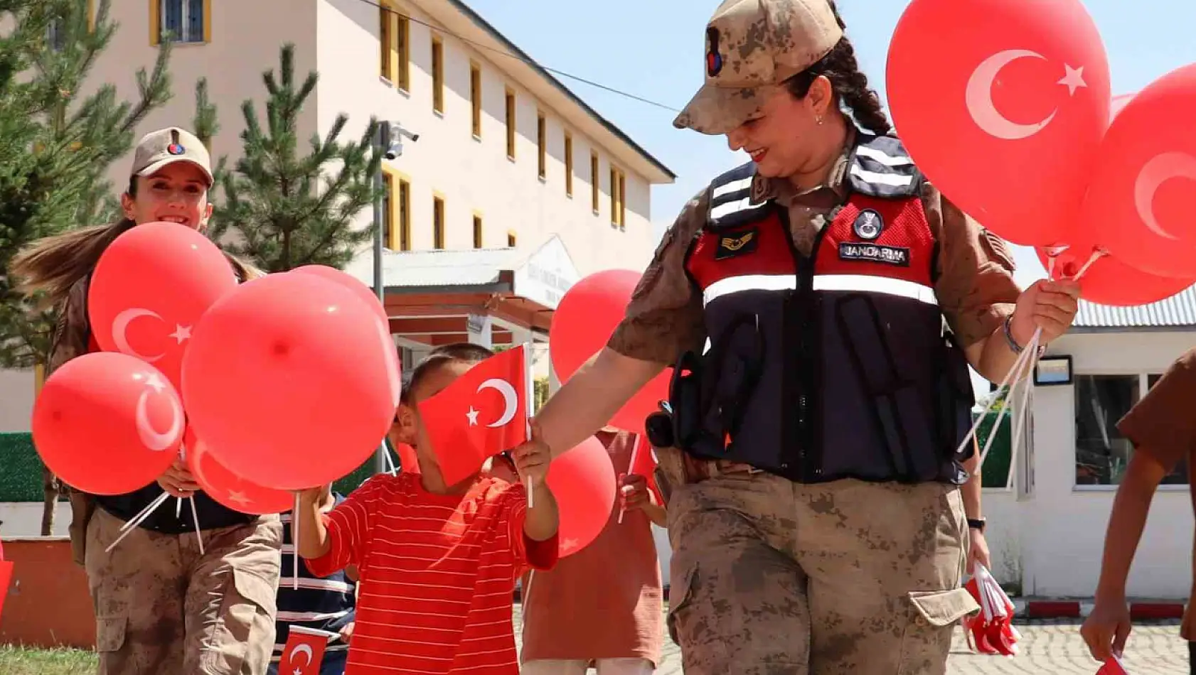 Jandarma Ağrı'da çocuklara mesleğini tanıttı