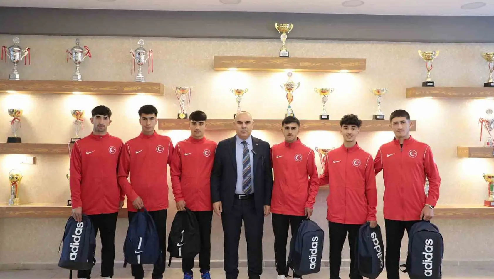 Vali Mustafa Koç, Ağrı Spor Lisesi atletizm takımını Dünya Şampiyonası'na uğurladı