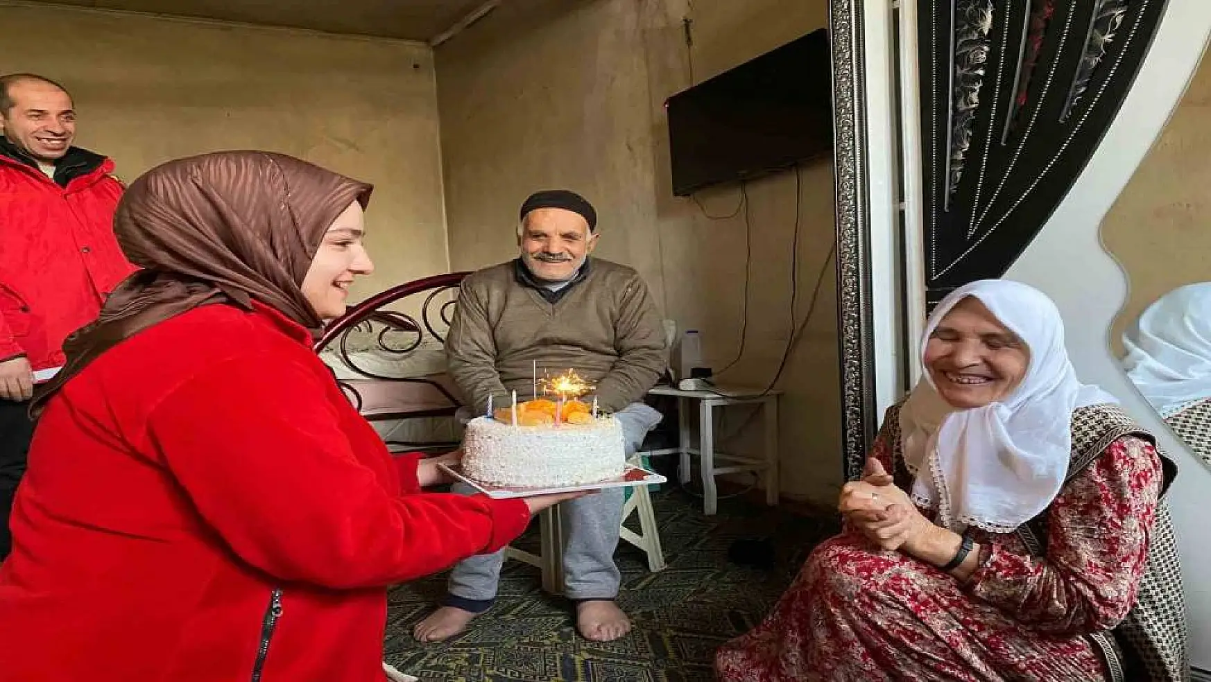 Ağrı'da Kızılay'dan 65 yaşındaki kadına doğum günü sürprizi