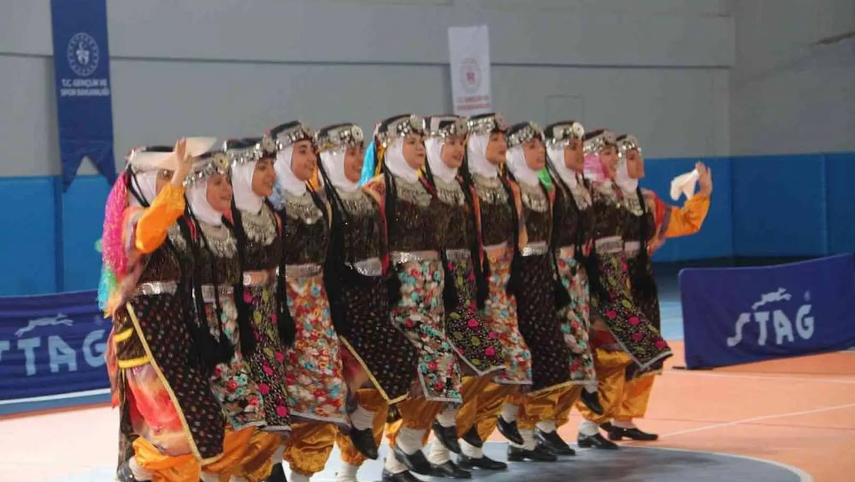 Tatvan'da halk oyunları yarışması şölen havasında başladı
