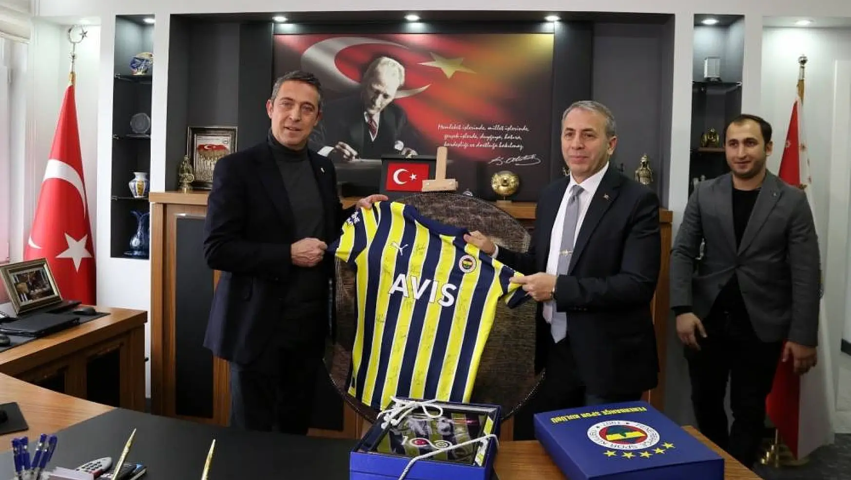 Fenerbahçe Kulübü Başkanı Koç'tan Müdür Kurt'a imzalı forma
