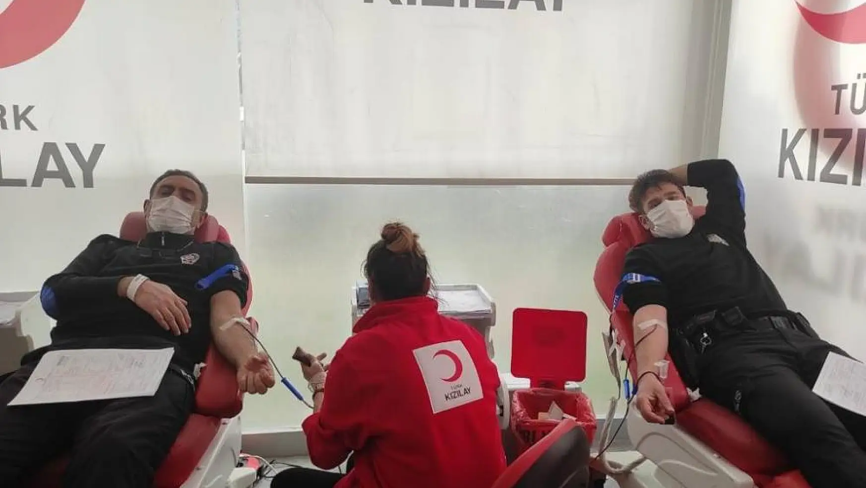 Covid-19'da kan stokları azaldı polisler kan bağışı yaptı
