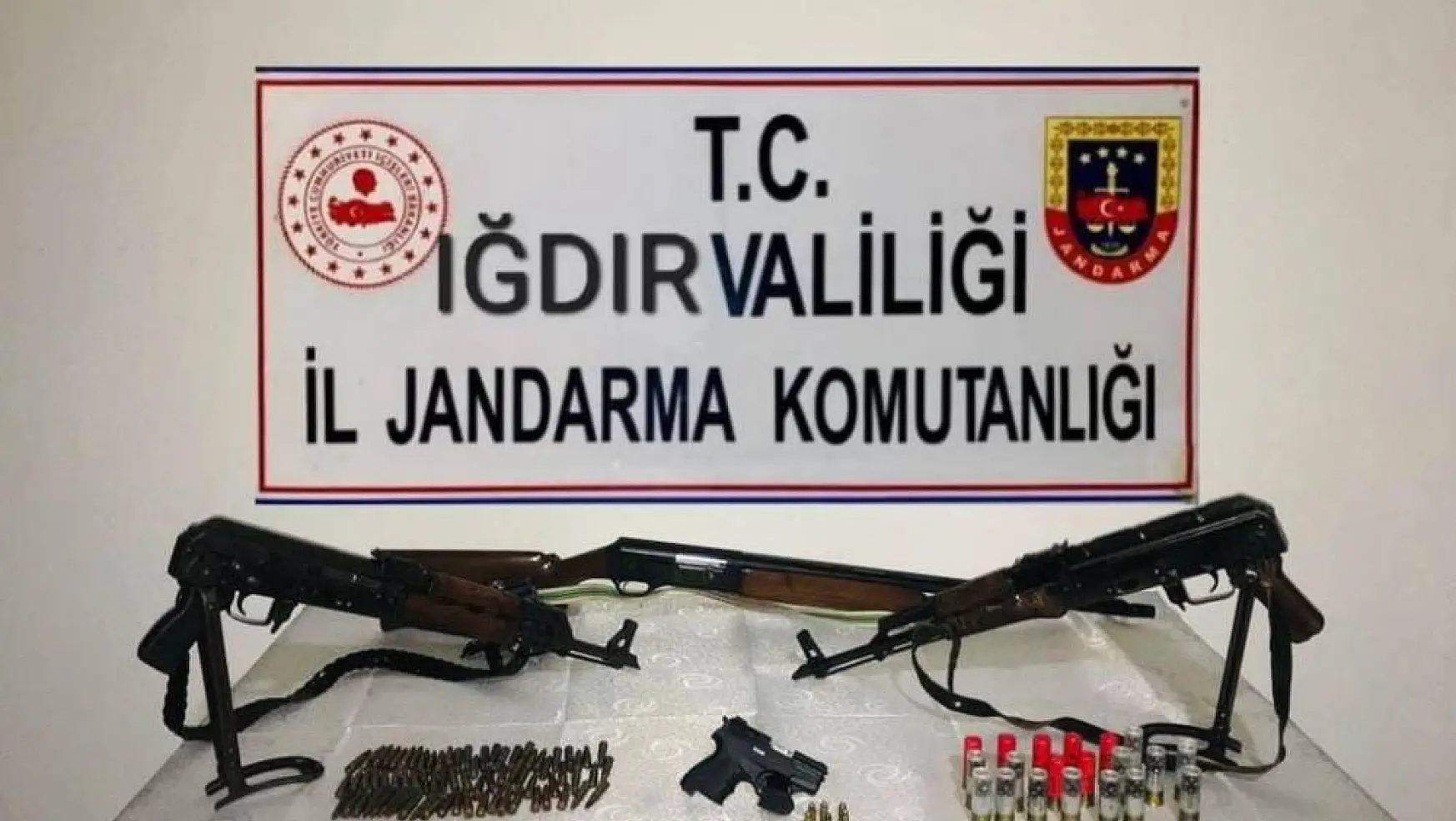 Iğdır'da silah ticareti ve sigara kaçakçılığı operasyonu
