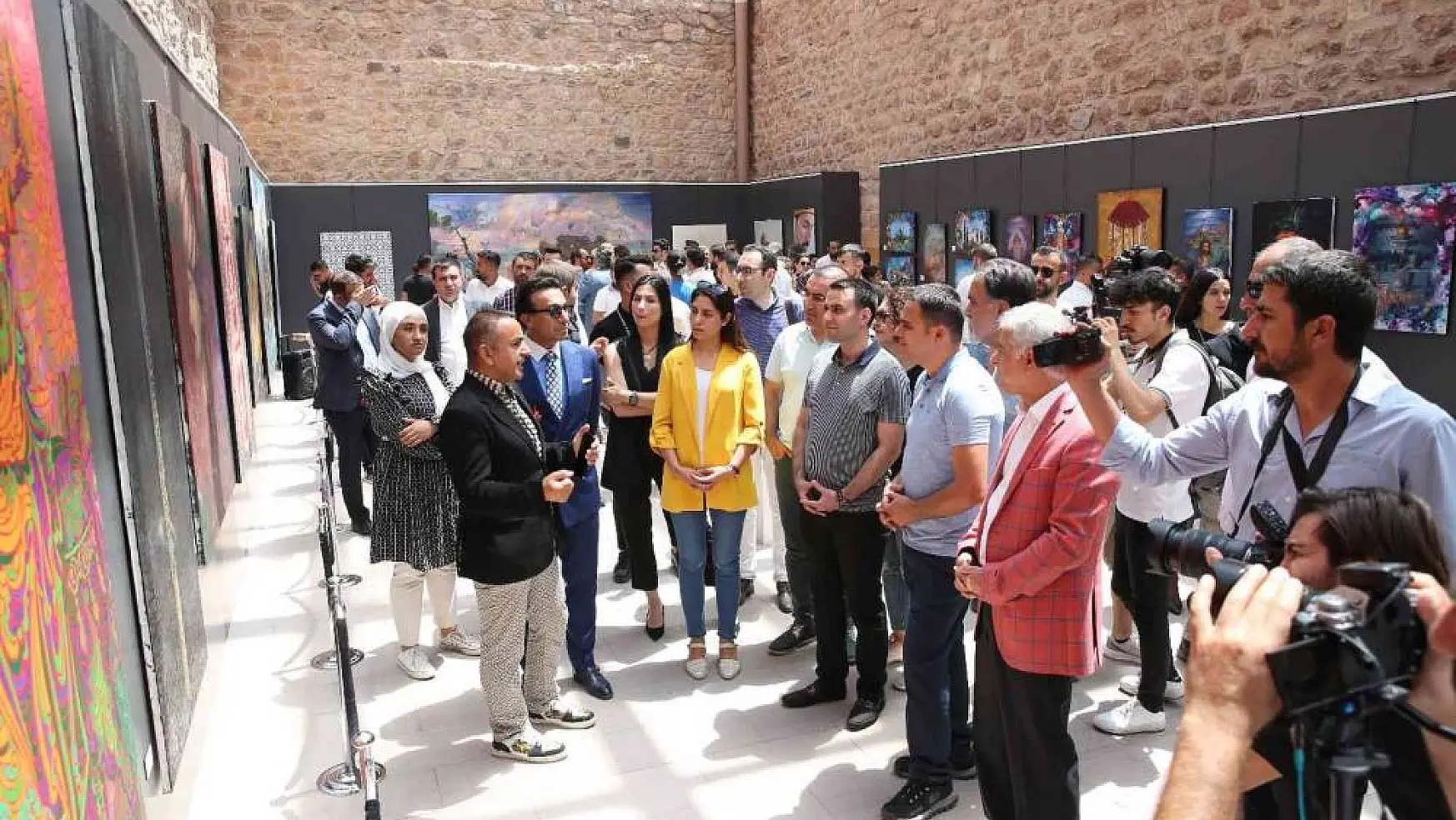 'Nuh' sergisi İshak Paşa Sarayı'nda açıldı