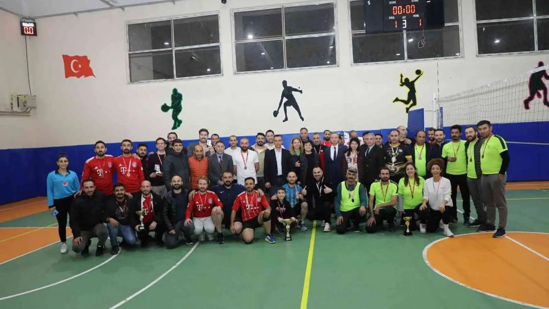 Ağrı'da öğretmenler arası voleybol, masa tenisi ve satranç turnuvaları tamamlandı
