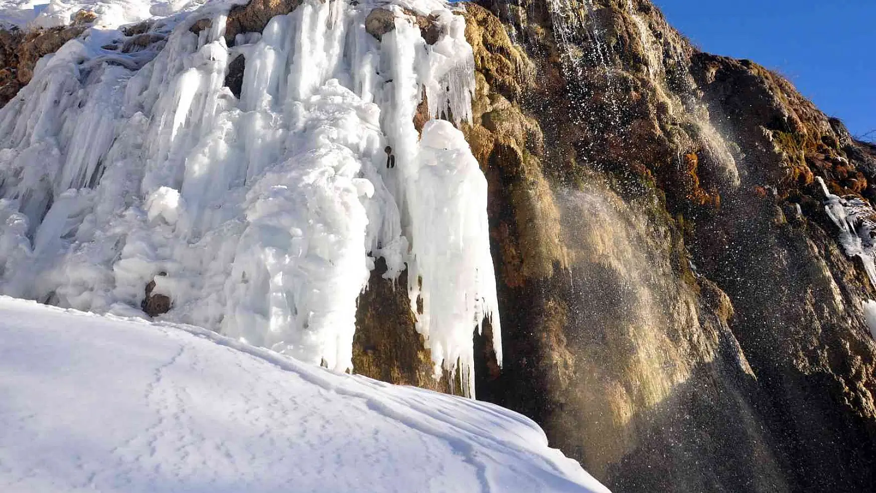 Yüksekova'nın saklı cennetinde buz sarkıtlarıyla çevrelenen şelale mest ediyor
