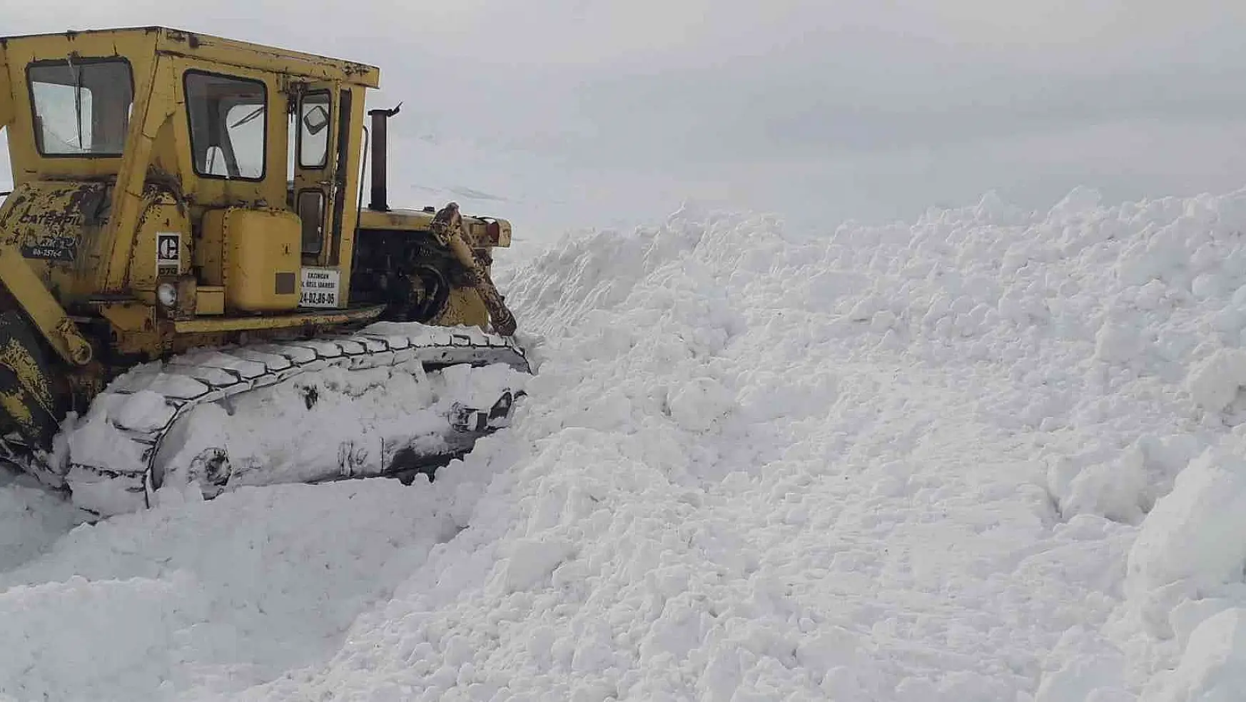 Çayırlı'da karla kaplı köy yolları açılıyor
