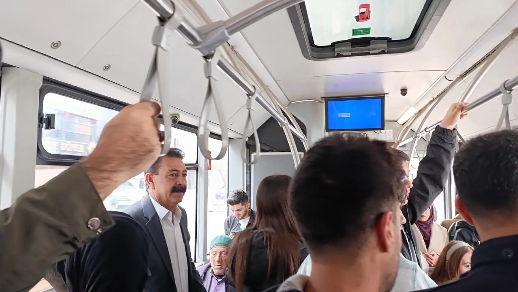 Ağrı Belediyesi Eş Başkanı Memet Akkuş ilk mesaisinde toplu ulaşımı kullandı