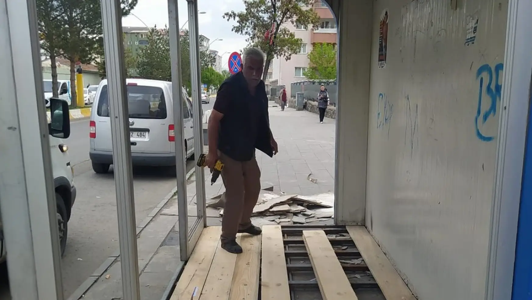 Ağrı Belediyesi, şehrin farklı noktalarında bulunan yolcu bekleme duraklarını onararak yeniliyor
