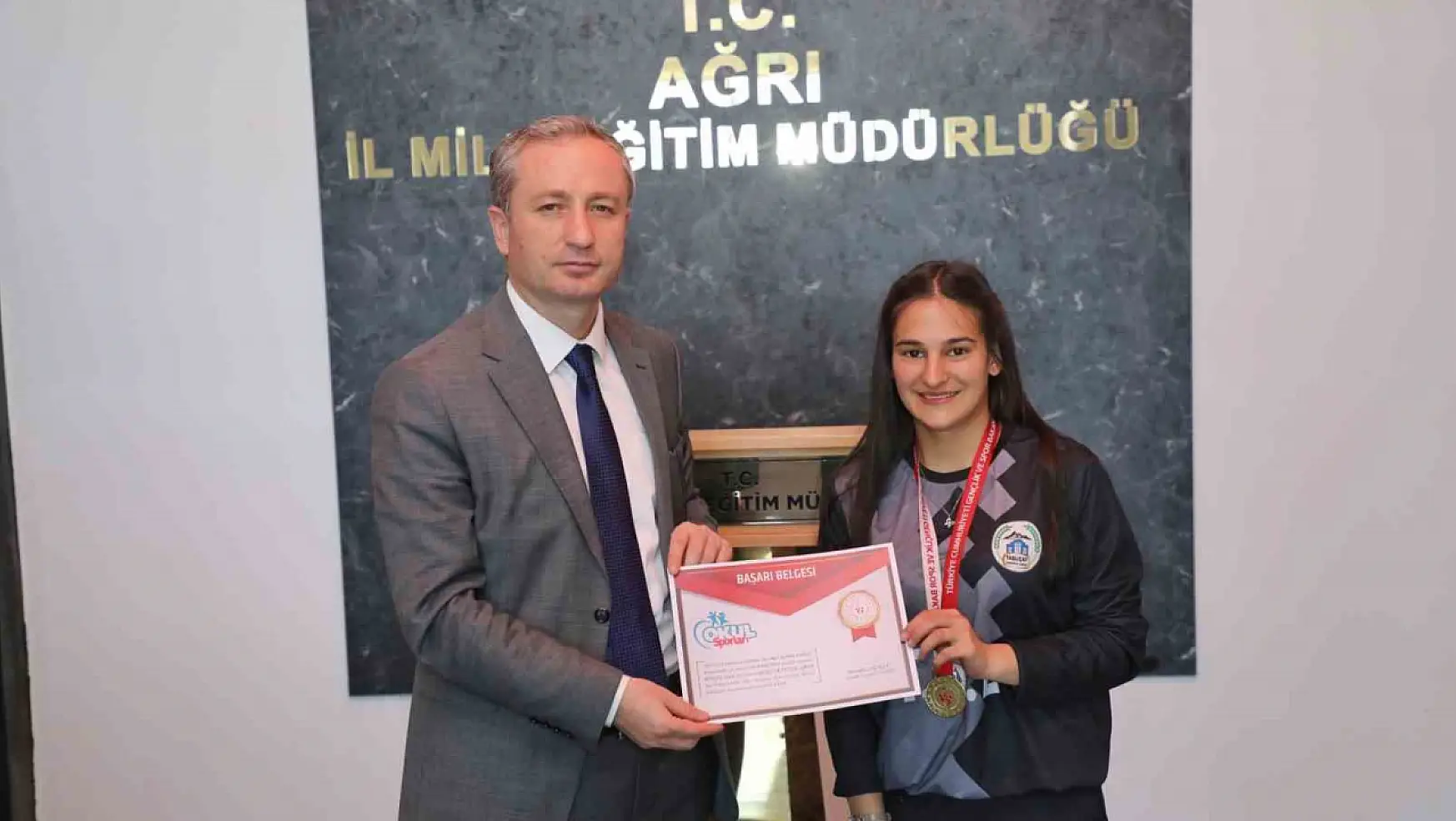Ağrı Milli Eğitim Müdürü Kökrek, Türkiye Yarı Finallerine gidecek takımı tebrik etti