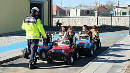 Ağrı'da çocuklar trafik eğitim parkında kuralları öğreniyor