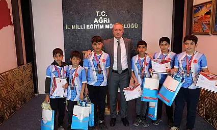 Ağrı Milli Eğitim Müdürü Hasan Kökrek, başarılı öğrencileri tebrik etti