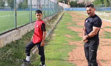 Ağrılı güreşçi Berat Çelik Türkiye Şampiyonu oldu