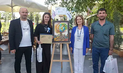 Ağrılı Zeynep Çetin resim yarışmasında Türkiye birincisi oldu